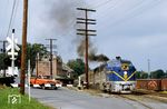 Lok PA 1-34 der Delaware and Hudson Railway (D&H) vor einem Personenzug in Pittsburgh (Pennsylvania). Die D&H war eine der wenigen Bahngesellschaften im Nordosten der USA, die in den 1970ern nicht in Konkurs ging. Mit Gründung der staatlichen Gesellschaft Conrail im Jahr 1976 erhielt die D&H Durchfahrtsrechte (Trackage Right) auf Conrail-Strecken nach Buffalo, Newark und Philadelphia jeweils über Allentown sowie nach Washington D.C. und Alexandria, sodass das Streckennetz nochmals ausgedehnt werden konnte. Dennoch ging die D&H am 20. Juni 1988 insolvent. 1991 wurde die D&H schließlich an die Canadian Pacific Railway (CPR) verkauft, welche damit ihre Präsenz im Nordosten der USA verstärken konnte.  (09.04.1968) <i>Foto: Allan H. Roberts</i>