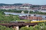 Lok No. 614 der Chesapeake and Ohio Railway (Lima, Baujahr 1948) mit einem Sonderzug auf der Glenwood Railroad Bridge über den Monongahela River in Pittsburgh im Südwesten des US-Bundesstaates Pennsylvania. (27.06.1981) <i>Foto: Terry Kolenc</i>