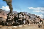 1505 + 1802 der Denver und Rio Grande Western Railway (DRGW) überholen mit dem "Royal George" die Schwesterlok 1507 in Salida (Colorado). Die Strecke wurde von der Denver and Rio Grande Railroad (D&RG) von Pueblo aus westwärts gebaut und erreichte Salida am 20. Mai 1880. Von dort ging eine weitere Strecke nach Westen über den Marshall Pass (3.305 m), wo die Nordamerikanische kontinentale Wasserscheide überschritten wurde, und erreichte Gunnison (Colorado) am 6. August 1881. Hinter Gunnison verlief die Bahn durch den berühmten Black Canyon. Im März 1883 erreichte die Bahn Grand Junction. Dort kam eine Verbindung mit der Rio Grande Western Railroad zustande, wodurch eine durchgehende Strecke von Denver nach Salt Lake City zustande kam.  (30.08.1948) <i>Foto: Neal R. Miller</i>