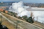 CN 6078 und 6245 der Canadian National Railway Company mit einem Güterzug am Sankt-Lorenz-Strom bei Montreal (Quebec). (10.1956) <i>Foto: Paul Wester</i>