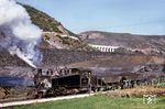 Ein Zug auf der meterspurigen Strecke Ponferrada–Villablino in der spanischen Provinz León. Die Bahn verband historisch die Regionen Bierzo und Laciana durch das Tal des Flusses Sil. Seit ihrer Inbetriebnahme im Jahr 1919 wurde die Eisenbahn von Minero Siderúrgica de Ponferrada (MSP) hauptsächlich für den Kohletransport betrieben. 2012 wurden die Transporte eingestellt. Neben Lokomotiven von Borsig und Krauss verfügte die Bahn über 10 Dampfloks von Baldwin aus dem Jahr 1919. Dazu gehörte die hier zu sehende Nr. 10. (10.1971) <i>Foto: Robin Fell</i>