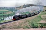 RENFE 141 F-2251, eine Neubaulok aus dem Jahr 1953, mit einem Personenzug im Tal des Ebro auf der Strecke Zaragoza – Miranda del Ebro bei Miranda. Am 23. Juni 1975 wurde eine Lok dieser Baureihe (141 F-2348) als letzte Dampflokomotive der RENFE abgestellt. (29.05.1967) <i>Foto: Robin Fell</i>