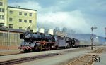 001 008 und 001 088 fahren mit dem vereinigten D 852/E658 "Frankenland" in den Bahnhof Kulmbach ein. (04.1973) <i>Foto: Robin Fell</i>