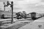 In Hof Hbf hat 22 083 den D 145 aus München übernommen. Die Lok des Bw Reichenbach (Vogtl) war im Dezember 1961 im Raw Meiningen aus 39 053 (Borsig 1923/11708) rekonstriert worden. (31.07.1963) <i>Foto: Karl-Ernst Maedel</i>