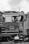 Bis Ende des Winterfahrplans 1966/67 kamen die 22er des Bw Reichenbach (Vogtl) planmäßig über die Grenze nach Hof. Dort wartet das Personal der 22 083 auf den Abschluss der Bremsprobe am D 145. (31.07.1963) <i>Foto: Karl-Ernst Maedel</i>