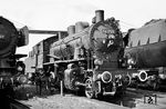 Im Bw Hof befand sich im Sommer 1963 mit 54 1725 sogar noch eine bayerische G 3/4 H. 54 1725 (Maffei 1922/5425) war die Maschine mit der höchsten Betriebsnummer der Baureihe. Sie war erst kurz zuvor vom Bw Weiden (Oberpf) hierher stationiert worden und diente in Hof nur noch als Einsatzreserve für Hilfs- und Arbeitszugleistungen. Am 28.06.1964 wurde sie ausgemustert. (31.07.1963) <i>Foto: Karl-Ernst Maedel</i>
