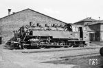 86 412 war im September 1941 fabrikneu an das Bw Neiße in der RBD Oppeln geliefert und bereits kurze Zeit später nach Hof umstationiert worden, wo sie bis zu ihrem Dienstende am 01.09.1965 blieb. Neben der bayerischen G 3/4 H war dies die einzige Lok, die Karl-Ernst Maedel an diesem Tag im Bw Hof porträtierte. Die vielen 01er waren ihm wohl zu profan. (31.07.1963) <i>Foto: Karl-Ernst Maedel</i>