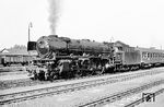 Die seit April 1959 mit einem Hochleistungskessel ausgerüstete 01 134 wartet abfahrbereit vor dem E 580 nach Kaiserslautern in Hof Hbf. Der Zug führte Kurswagen nach Bremerhaven-Lehe, die in Würzburg auf den D 173 übergingen. Die Lok blieb nur noch bis April 1964 beim Bw Hof und wurde dann nach Rheine umstationiert. (01.08.1963) <i>Foto: Karl-Ernst Maedel</i>