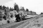 Die Nürnberger 01 046, seit 1951 mit Heinl-Mischvorwärmer und Turbo-Speisepumpe ausgerüstet, mit dem D 105 nach Hof bei Kirchenlamitz. Der Zug aus Stuttgart hatte in Marktredwitz die Mehrzahl seiner Wagen eingebüßt, die dort auf den E 205 nach Cheb (Eger) und Prag übergegangen waren. (01.08.1963) <i>Foto: Karl-Ernst Maedel</i>