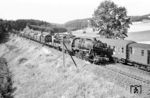 50 674 vom Bw Lichtenfels hat mit einem Nahgüterzug nach Hof das Ende der Schiefen Ebene bei Marktschorgast fast erreicht und begegnet dabei dem talfahrenden E 580 mit einer unbekannten 01. (31.07.1963) <i>Foto: Karl-Ernst Maedel</i>