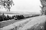 01 010 (Bw Hof) kämpft sich ohne Schubunterstützung mit dem D 545 (Nürnberg - Bamberg - Hof) die Schiefe Ebene am Bk Streitmühle hinauf. Der Zug befördert auch die Kurswagen, die in Hof auf den D 145 nach Dresden übergehen werden. (01.08.1963) <i>Foto: Karl-Ernst Maedel</i>