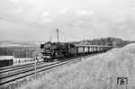 Mit dem P 1867 von Lichtenfels nach Hof ist 01 172 am Bk Streitmühle auf der Schiefen Ebene unterwegs. Die Blockstelle wurde im Herbst 1964 in eine unbesetzte Selbstblockstelle umgewandelt. Die Aufnahme aus dem Sommer 1963 zeigt noch den selten dokumentierten Zustand mit den mechanischen Formsignalen. (01.08.1963) <i>Foto: Karl-Ernst Maedel</i>