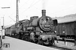 Im Sommer 1964 wiederholte Karl-Ernst Maedel seine Eisenbahntour ins Fichtelgebirge. In Würzburg Hbf wurde in den P 1814 nach Bamberg umgestiegen, der mit der Bamberger 38 2229 bespannt war. (08.1964) <i>Foto: Karl-Ernst Maedel</i>