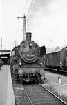 Beim Umsteigen in Würzburg Hbf hatte Karl-Ernst Maedel Gelegenheit die Bamberger 38 2229 vor P 1814 aufzunehmen. (08.1964) <i>Foto: Karl-Ernst Maedel</i>