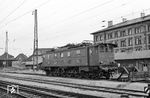 Im Bahnhof Lichtenfels pausierte die Nürnberger E 52 16. Die Loks waren damals häufig auf der Frankenwaldbahn anzutreffen. (08.1964) <i>Foto: Karl-Ernst Maedel</i>