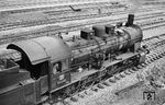 Blick auf die 47 Jahre alte 57 2789 des Bw Bayreuth im Bahnhof Neuenmarkt-Wirsberg. Der Lokführer legt gerade die Steuerung nach vorn aus. Die preußische G 10 wurde 1965 in Bayreuth ausgemustert. (08.1964) <i>Foto: Karl-Ernst Maedel</i>