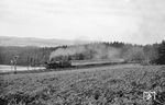 50 2324 vom Bw Lichtenfels mit P 1867 nach Hof auf der Schiefen Ebene an der Blockstelle Streitmühle. Gut zu erkennen ist, dass die Umstellung der Blockstelle auf Lichtsignale unmittelbar bevorsteht.  (08.1964) <i>Foto: Karl-Ernst Maedel</i>