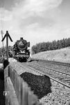 01 109 erklimmt mit dem E 873 (Würzburg - Hof) die Schiefe Ebene an der Blockstelle Streitmühle. (08.1964) <i>Foto: Karl-Ernst Maedel</i>