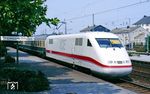 Triebkopf 401 551 am ICE-Dummy-Zug Dsts IC 28899 auf dem Weg zum AW Opladen in Solingen-Ohligs (heute Solingen Hbf). (31.07.1990) <i>Foto: Joachim Bügel</i>