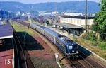 110 155 vom Bw Köln-Deutzerfeld fährt mit E 3149 ohne Halt durch den Bahnhof Wuppertal-Steinbeck. Durch die "Optimierung der Ferngleise" war der Bahnsteig dort bereits Mitte der 1980er Jahre zurückgebaut worden. (01.08.1990) <i>Foto: Wolfgang Bügel</i>