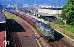 Die Hagener 151 071 mit einem klassischen Stückgutzug in Wuppertal-Steinbeck. Die Deutsche Bahn stellte im Jahr 1998 den Stückguttransport per Eisenbahn ein. Ein weiterer Erfolg der Bahnreform. (01.08.1990) <i>Foto: Wolfgang Bügel</i>