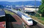 Das Objekt der Begierde waren damals natürlich nicht die 'Allerwelts-Loks' der Baureihen 103, 110 oder 151, sondern die Probefahrten des AW Opladen zur Inbetriebnahme der ICE-Triebköpfe. Mit dem Dsts IC 28892, einer sog. Hochtastfahrt, fährt 401 002 (mit 401 003 am Zugschluss) durch Wuppertal-Steinbeck. (01.08.1990) <i>Foto: Wolfgang Bügel</i>