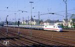 401 008 mit dem zweiten Dummy-Zug Dsts 83770 (und ohne zweiten Triebkopf am Zugende!) in Solingen-Ohligs. (01.08.1990) <i>Foto: Joachim Bügel</i>