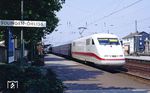 Triebkopf 401 003 (mit 401 002 am Zugschluss) am Dummy-Zug Dsts IC 28999 auf der Rückfahrt nach Opladen in Solingen-Ohligs. (01.08.1990) <i>Foto: Joachim Bügel</i>