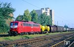 140 818 (Bw Dortmund Bbf) mit einem Güterzug auf der alten Güterzugstrecke im Bahnhof Opladen. Im Zuge des Bahnhofsumbaus Mitte der 2010er Jahre wurden die Gütergleise der Bahnstrecke Duisburg-Wedau – Troisdorf, die zuvor etwa fünfzig Meter westlich des Bahnhofs in Hochlage verliefen, niveaugleich unmittelbar an die Streckengleise der Bahnstrecke Haan-Gruiten – Köln-Deutz verschwenkt.  (02.08.1990) <i>Foto: Joachim Bügel</i>