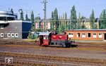 323 653 (Bw Gremberg), die für das AW Opladen tätig war, im Bahnhof Opladen vor seinem Umbau. Links ist das Sp Dr L60-Zentralstellwerk "Of" zu sehen (IBN 12.11.1972 - ABN 28.07.2012), rechts die Rangierbude für das örtliche Rangierpersonal. Beides ist heute verschwunden. Hier verläuft nun die neue Trasse der Güterzugstrecke. (02.08.1990) <i>Foto: Joachim Bügel</i>