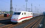 Triebkopf 401 551 am Dummy-Zug IC 28892 im Bahnhof Opladen. 401 551 war der hintere Triebkopf des am 3. Juni 1998 in Eschede verunglückten ICE 884 „Wilhelm Conrad Röntgen“. Nach dem Unfall diente er bis zur Ausmusterung am 1. November 2001 als Ersatzteilspender. Er war längere Zeit auf dem Gelände des Ausbesserungswerks Nürnberg abgestellt. 2007 wurde aus ihm und Teilen der beschädigten und nicht mehr fahrfähigen ICE1-Triebköpfe 401 020 (Brand in Offenbach) und 401 573 (Unfall in der Schweiz) wieder ein funktionierender ICE-1-Triebkopf (401 573) zusammengesetzt.  (02.08.1990) <i>Foto: Joachim Bügel</i>