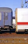 Zur Verbindung mit dem ICE 1-Triebkopf erhielt ein Teil der Wagen eine Mittelpufferkupplung. Hier ist im Bahnhof Opladen der Übergangswagen 60 80 99-26468-1 "ICE UEBERG I 203" des Dummy-Zuges an den Triebkopf 401 051 gekuppelt.   (02.08.1990) <i>Foto: Joachim Bügel</i>