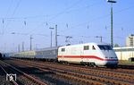 401 051 vor Dsts IC 28892 im Bahnhof Opladen. Die "Dienstzüge mit Wagen für Sonderzwecke" mit dem Zusatz "IC" (Dsts IC) dienten den Hochtastfahrten der Triebköpfe auf 200 km/h. Die Schnellfahrten fanden i.d.R. auf dem Streckenabschnitt Bielefeld - Brackwede statt. (02.08.1990) <i>Foto: Joachim Bügel</i>