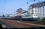 Die 1976 bereits in der türkis-beigen Variante abgelieferte 151 101 (Bw Hagen-Eckesey) vor einem Dg nach Hagen-Vorhalle in Wuppertal-Oberbarmen. (03.08.1990) <i>Foto: Wolfgang Bügel</i>