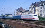 401 002 vor Dsts IC 28892 in Wuppertal-Oberbarmen. Die Dummy-Züge des AW Opladen bestanden aus bis zu elf Wagen, gebildet aus ausrangierten Liege- und Schnellzugwagen, die neue Drehgestelle für 200 km/h erhalten hatten. (03.08.1990) <i>Foto: Wolfgang Bügel</i>