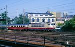 103 236 mit IC 645 "Bergisches Land" (Aachen - Köln - Dortmund) vor dem östlichen Depot samt Wendeschleife der Schwebebahn in Wuppertal-Oberbarmen. (03.08.1990) <i>Foto: Wolfgang Bügel</i>