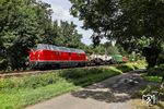 V 200 122 der Vulkan-Eifel-Bahn Betriebsgesellschaft Gerolstein mit der Tragschnabelwagenüberführungsfahrt DGS 68722 von Dortmund Zinkhütte nach Mannheim Rheinhafen in Solingen-Ohligs. Am Zugschluss hing V 100 2299. (23.07.2025) <i>Foto: Joachim Bügel</i>