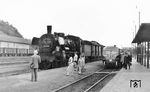 38 2965 vom Bw Köln-Deutzerfeld trifft im Bahnhof Au (Sieg) auf dem Schienen-Straßen-Bus der Verbindung Koblenz–Betzdorf über den Westerwald. Die P 8 war am 24.09.1958 in den Frontalzusammenstoß mit 23 080 zwischen Gonrechtsmühle und Nettersheim verwickelt und wurde anschließend ausgemustert. (08.1957) <i>Foto: Kurt Eckert</i>