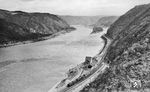 Die Mainzer 38 2995 als Vorspann vor der Ludwigshafener 03 1051 vor dem "Loreley-Express" F 163 (Basel SBB - Hoek van Holland) im Rheintal bei Hirzenach. (1950) <i>Foto: Carl Bellingrodt</i>