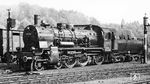 38 3132, die von den Eisenbahnen des Saarlandes zur DB kam, weist noch einige Abweichungen zur Regelausführung auf, wie fehlende Windleitbleche und den ungewöhnlichen Anbringungsort des vorderen Nummernschildes. Die Saarbrückener Lok, aufgenommen in Türkismühle, wurde später noch dem DB-Standard angepasst.  (1957) <i>Foto: Hans Hohscheit</i>