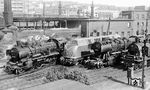 Blick in das Bw Hagen-Eckesey mit den Gastloks 38 3376 (Bw Wanne-Eickel), V 200 072 (Bw Hamm/Westf), 50 2500 (Bw Wanne-Eickel) und 78 237 (Bw Essen Hbf). Im Hintergrund ist das Stellwerk "Hpf" zu sehen, das von 1955 bis 1995 in Betrieb war. (08.08.1959) <i>Foto: Carl Bellingrodt</i>