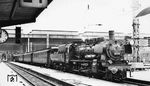 38 3398 (Bw Ingolstadt) vor einem Eilzug aus pr-05 Oberlichtwagen in München Hbf. (13.05.1956) <i>Foto: Hellmuth Fröhlich</i>