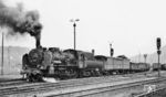 Die preußischen P 8 der ehemaligen Saarbahnen besaßen noch Anfang der 1960er Jahre ihre Ursprungswindleitbleche. So auch die Saarbrückener 38 3533, die vor einem Güterzug in Saarbrücken Rbf steht. Mit der Umstationierung nach Betzdorf (Sieg) im Jahr 1963 bekam sie die bei den anderen P8 üblichen Wittebleche verpasst. (02.06.1960) <i>Foto: Hellmuth Fröhlich</i>