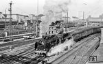 38 3534 (Bw Mühldorf) verlässt mit E 857 nach Mühldorf (Oberbay) den Holzkirchener Bahnhof in München. 38 3534 wurde am 17.09.1964 auf z-gestellt und am 10.03.1965 ausgemustert und war damit die letzte betriebsfähige DB-P8 mit großen Windleitblechen. In Nürnberg gab es eine zweite P 8 (38 3346, vgl. Bild-Nr. 103487), diese war aber bereits am 10.01.1964 auf z-gestellt worden. (26.04.1964) <i>Foto: Edgar Fischer</i>