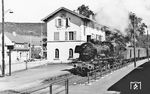 Die Crailsheimer 38 3555 vor E 537 (Ludwigshafen - Heidelberg - Heilbronn - Crailsheim - Ulm) im Bahnhof Oberkochen. (07.1959) <i>Foto: Hans de Herder</i>