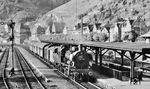 Blick aus dem Stellwerk "Bf" auf die in den Bahnhof Braubach eingefahrene 38 3696 vor einem Personenzug nach Wiesbaden. (01.09.1961) <i>Foto: Hans Schmidt</i>