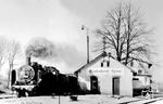 38 3698 vom Bw Zittau vor einem Personenzug im Bahnhof Taubenheim (Spree) an der Bahnstrecke Zittau - Wilthen - Bischofswerda. Bis 1945 war Taubenheim (Spree) auch Anschlussbahnhof zur hier beginnenden Schmalspurbahn nach Dürrhennersdorf. (02.1960) <i>Foto: RBD Dresden</i>