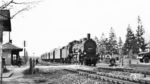 638.1677 (ex "2486 Elberfeld", ex 38 1677) blieb nach 1945 in Österreich. Die zur Zfst Wels gehörende Lok ist mit einem Personenzug am Bü Römerstraße zwischen den Haltestellen Wels-Puchberg und Wels unterwegs. Auch wenn es in Österreich auf vielen Strecken noch Linksverkehr gab, kommt der Zug hier nicht auf dem Regelgleis, sondern fährt in „Falschfahrt“ auf dem Streckengleis von Wels nach Passau. (1954) <i>Foto: Hellmuth Fröhlich</i>
