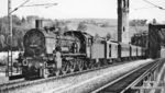 638.3264 der Zfst Wels (ex "2616 Elberfeld", ex 38 3264) fährt mit einem reinrassigen Spantenwagenzug mit einem Pwg41-Packwagen über die den Inn überspannende Kaiserin-Elisabeth-Eisenbahnbrücke nach Passau ein. An der Lok fallen die Vollscheiben-Vorlaufräder auf, sowie die zusätzliche Saugluftbremse (siehe Bremsschlauch über der Pufferbohle), die eigentlich für eine preussische Lok völlig ungewöhnlich ist, denn saugluftgebremste Züge wurden nach der Einführung der Druckluftbremse - mit Ausnahme auf Schmalspurbahnen - nicht mehr verwendet. (1955) <i>Foto: Hellmuth Fröhlich</i>