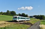 Der Abendzug am Sonntag holt die letzten Wanderer ab. 628 256 ist zwischen Karlsbach und Freyung in Grillaberg unterwegs. Auf der verkohlten Fläche im Vordergrund war in den Tagen zuvor ein Stapel aus Baumstämmen und Holzpaletten aufgetürmt worden. In der Nacht vom 28. auf den 29. Juni fand dort eine (verspätete) Sonnenwendfeier statt. Am Sonntagmorgen fuhr der 628 dort lang und meldete Glutnester. Die daraufhin ausgerückte Feuerwehr löschte diese Glutnester und informierte die Bahn, dass das Feuer über das Bahngleis bis auf die andere Seite gebrannt hatte. Daraufhin wurde die Strecke gesperrt und der 628 musste in Freyung bleiben. Der zwei Stunden später folgende 798 wendete in Waldkirchen. Die Fahrgäste wurden mit Taxen weiterbefördert. Nachdem festgestellt wurde, dass die Gleise dank Stahlschwellen keinen Schaden genommen hatten, wurde die Strecke wieder freigegeben. Das Feuer war übrigens nicht angemeldet, wird wohl ein teuerer Spaß!  (29.06.2025) <i>Foto: Ralf Opalka</i>